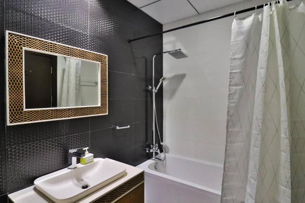 Miracle Vista Skyview 2 Bedroom Apt Dubai Ngoại thất bức ảnh